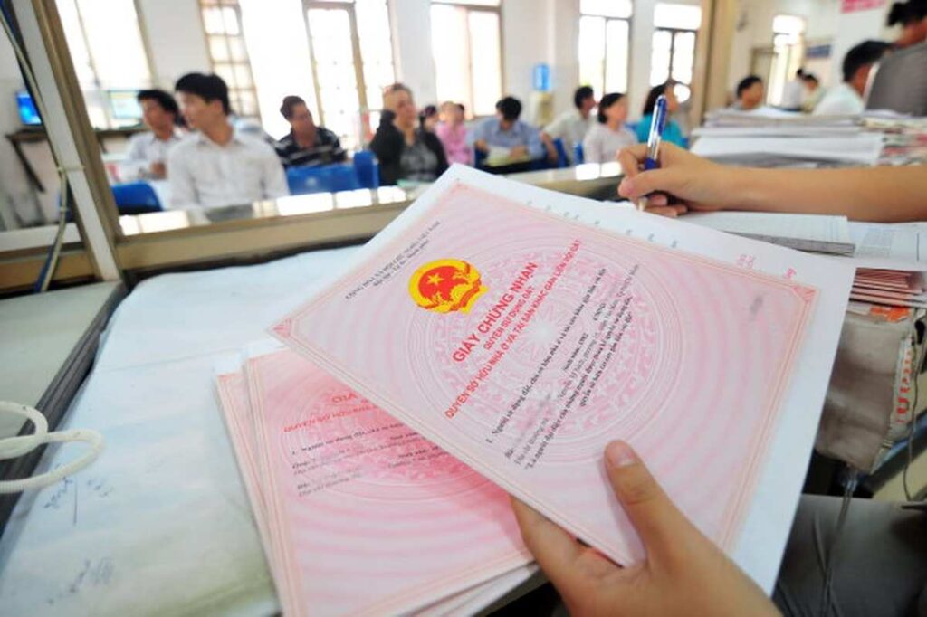 Phí làm sổ đỏ tăng thế nào khi sáp nhập tỉnh thành và thay đổi bảng giá đất hàng năm?